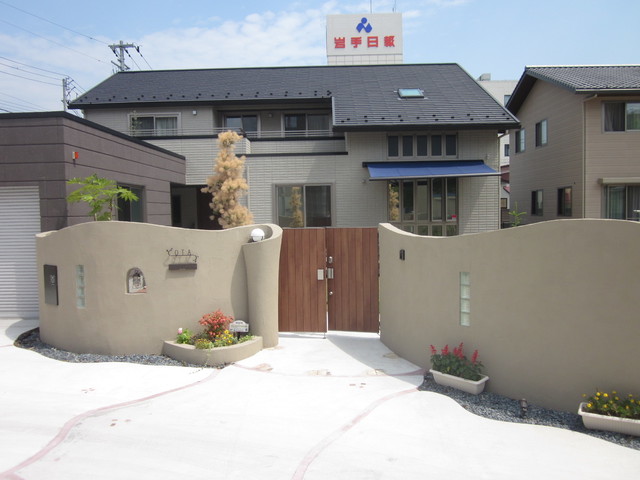 塗り壁に囲まれたセキュリティの高い家 Modern Garden Other By 株式会社エクステリアモミの木 Houzz