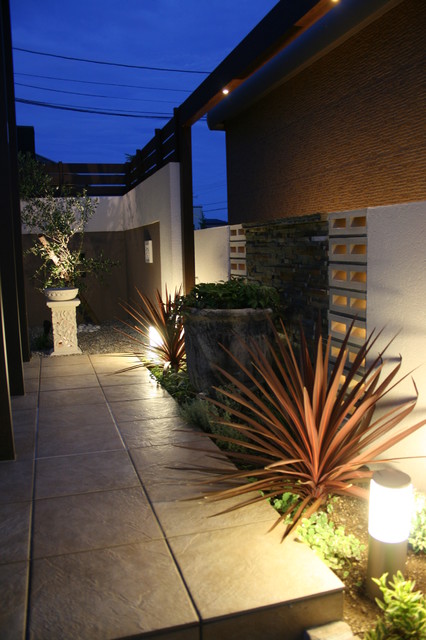 大人の南国風リゾート グリーンステージ 福井県ｙ様邸 Asiatique Jardin Faubourg De Tokyo Par Proの庭照明 ライティングマイスター Houzz