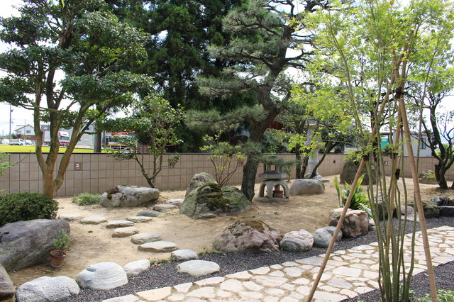 建物と調和のとれた和の庭 和室 和風 庭 他の地域 株式会社 砂土居造園 Sunadoi Design Office Houzz ハウズ