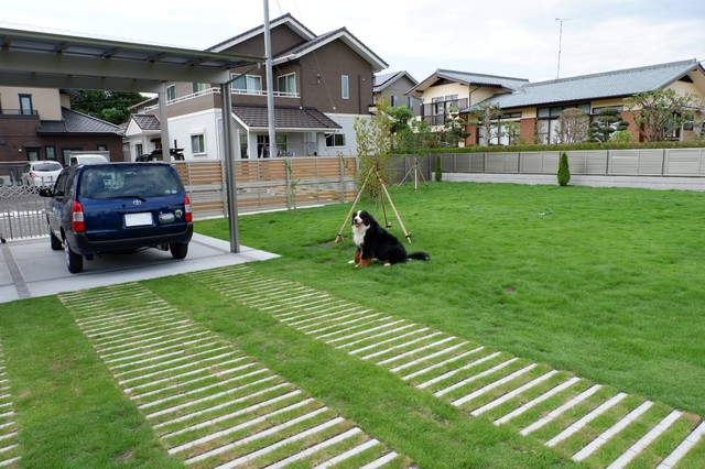 愛犬のための広い芝庭と駐車場 Campagne Facade Autres Perimetres Par 富士西麓ガーデン Houzz