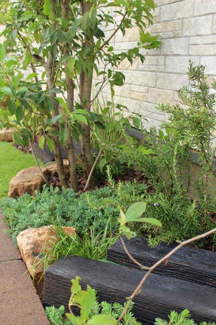 擬木縁石が引き立てる植栽のグリーン Jardin Otras Zonas De 造園 庭造り専門店 新美園 Houzz
