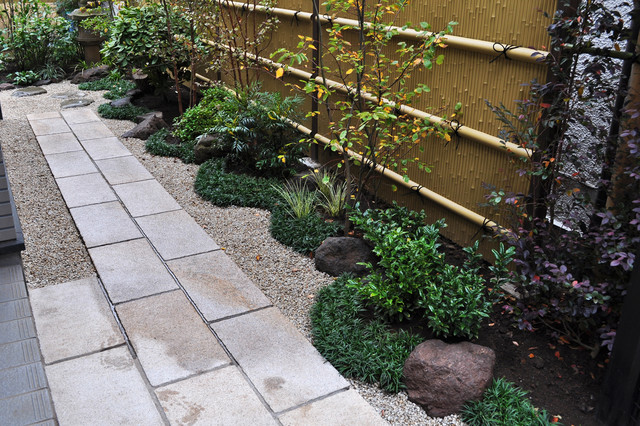 敷石と下草によるお庭の形成ライン Japones Jardin Tokio De 造園 庭造り専門店 新美園 Houzz