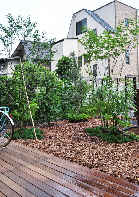 既存バルコニーと繋がるロータイプのウッドデッキ Jardin Otras Zonas De 造園 庭造り専門店 新美園 Houzz