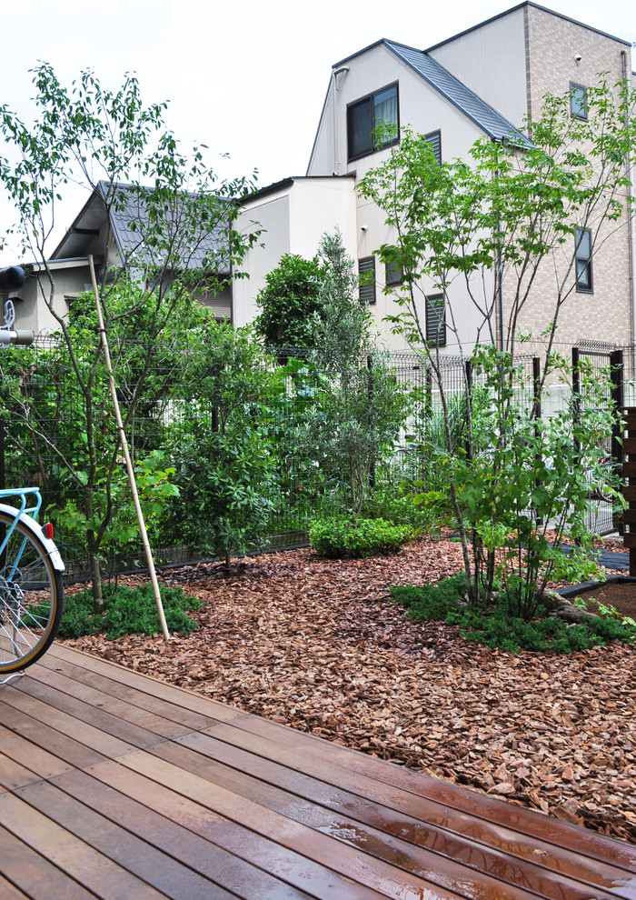 既存バルコニーと繋がるロータイプのウッドデッキ Landscape Other By 造園 庭造り専門店 新美園 Houzz