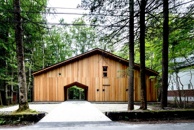 旧軽井沢の前面道路から10mほど奥まった場所に建つ 家型にくり抜かれたエントランスは 玄関を左右に持ち その先の深い緑へ誘う Sovremennyj Sad Drugoe Ot Eksperta Ken Yokogawa Architect Associates Inc Houzz Rossiya