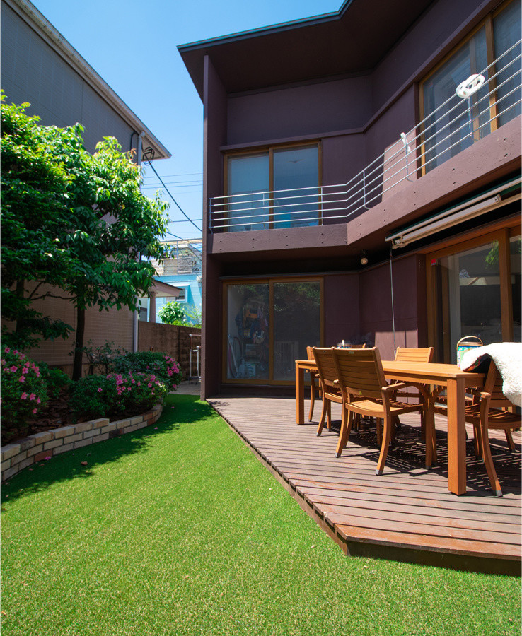 曲線のレンガ花壇に人工芝のドッグラン Modern Landscape Tokyo By 株式会社healthegarden Houzz