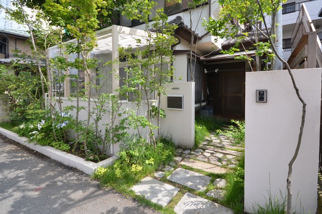 木洩れ日が心地良いテラスのある雑木の庭に中古住宅のリガーデン Asiatique Jardin Autres Perimetres Par 景色工房サフラン Houzz