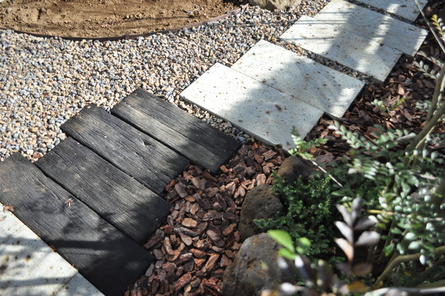 枕木調のコンクリート平板と大谷石の組み合わせ Jardin Autres Perimetres Par 造園 庭造り専門店 新美園 Houzz