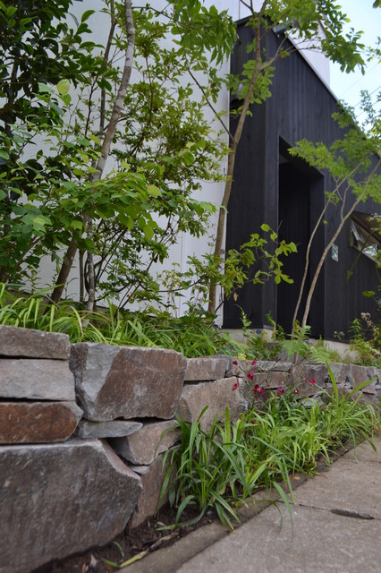 根府川石積みと雑木の庭 Japanese Garden Other By 株式会社ツガワランドスケープ Houzz