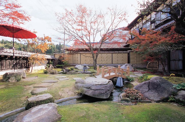 格式高い日本庭園にも違和感なく馴染みます アジアン 庭 他の地域 株式会社タカショー Houzz ハウズ