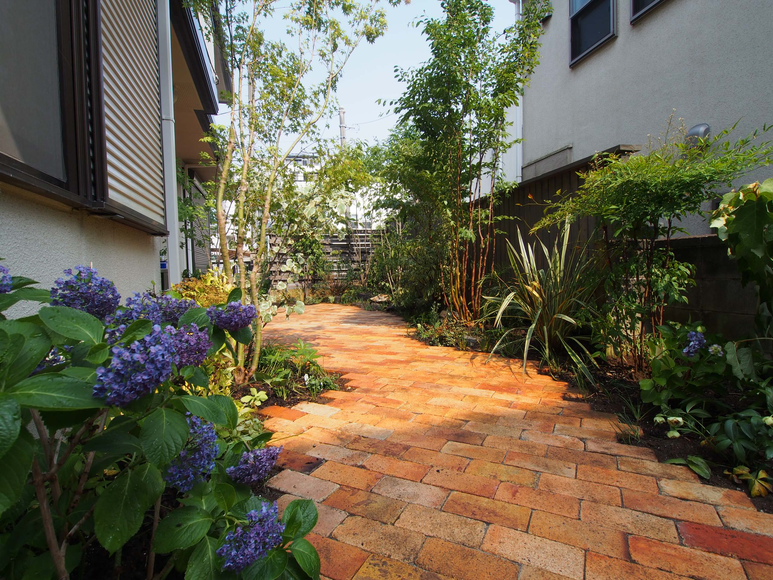 モダンスタイルのおしゃれな庭の画像 21年8月 Houzz ハウズ