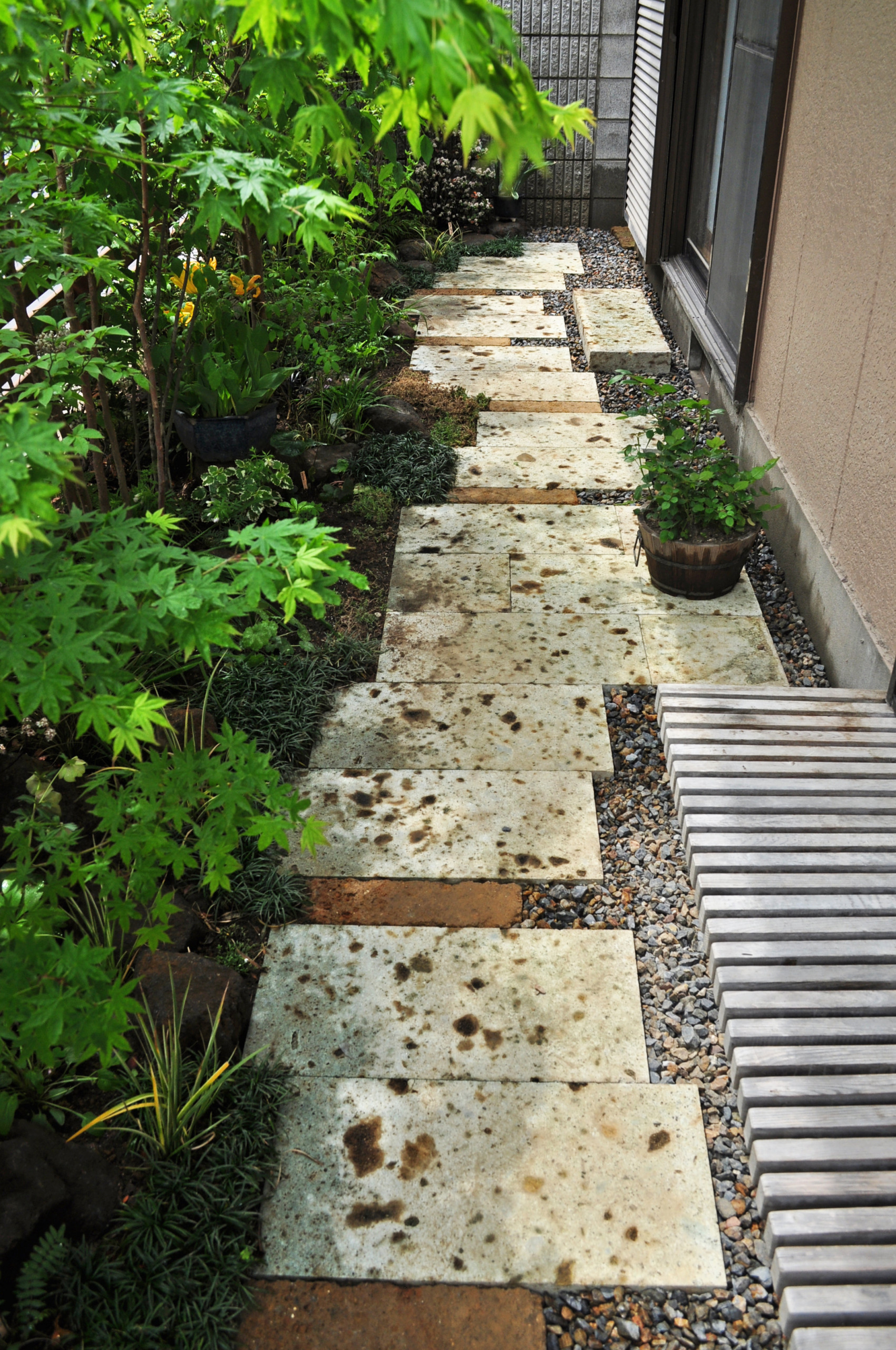 歩きやすく自然味も感じる大谷石の敷石アプローチ Asian Landscape Tokyo By 造園 庭造り専門店 新美園 Houzz
