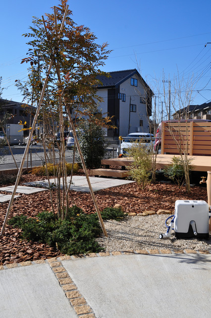 水場は砂利仕上げ ガーデンロックでバークチップとの境界を Garden Other By 造園 庭造り専門店 新美園 Houzz