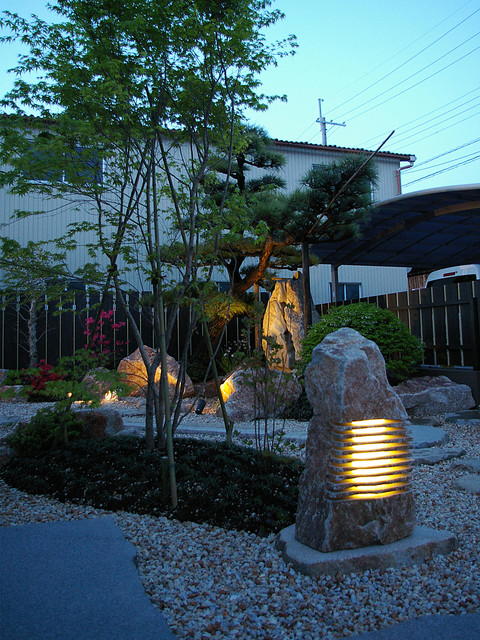 現代風和風庭園とその外構 京阪グリーン株式会社 滋賀県 青山様邸 Japones Fachada Periferia De Tokio De Proの庭照明 ライティングマイスター Houzz