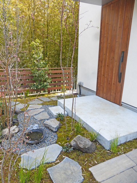 石割の水鉢と鉄平飛び石の渡り 石材を多用しながらも硬い風景に見せない作庭を Jardin Autres Perimetres Par 造園 庭造り専門店 新美園 Houzz