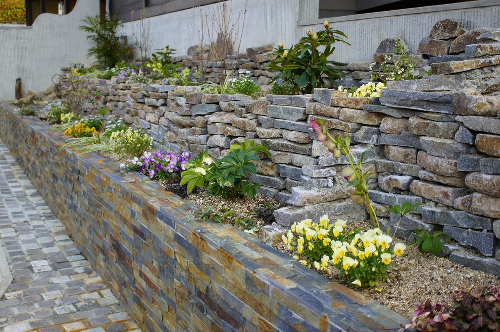 石材を多用した優しい花壇のあるエントランス Asian Landscape Nagoya By ジャルダン ファヴォリ Houzz