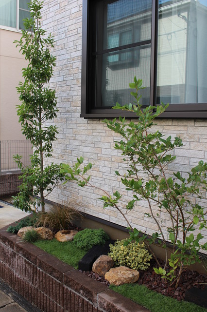 窓下は低木を中心にレイアウト 庭 他の地域 造園 庭造り専門店 新美園 Houzz ハウズ