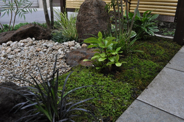 自然に習う植栽配置が 苔と下草をより魅力的に アジアン 庭 東京23区 造園 庭造り専門店 新美園 Houzz ハウズ