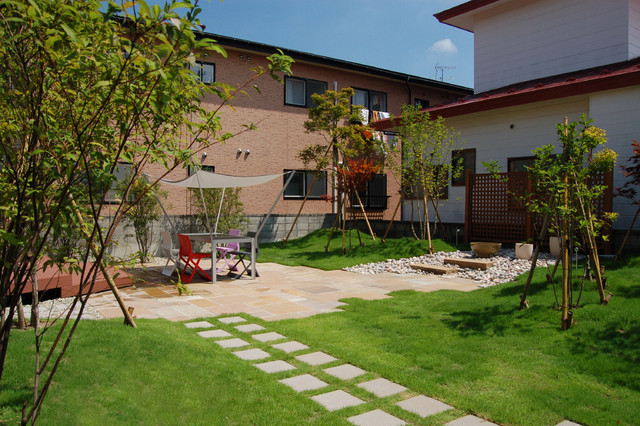 自然石と芝を敷き詰めた広い庭 生活を豊かにする外での暮らし Moderno Jardin Otras Zonas De カントリーガーデン Houzz