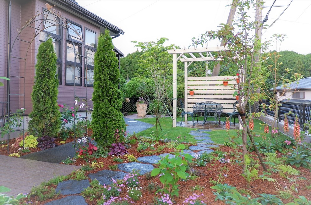 自然石を使った園路とパーゴラのあるナチュラルガーデン Farmhouse Landscape Other By 富士西麓ガーデン Houzz