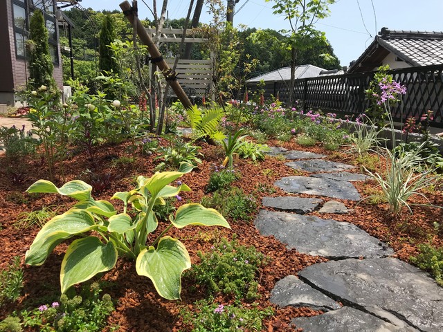 自然石を使った園路とパーゴラのあるナチュラルガーデン カントリー 庭 他の地域 富士西麓ガーデン Houzz ハウズ