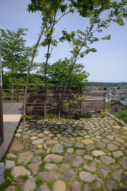 自然素材でお庭兼駐車場とウッドデッキ Asiatico Terraza Y Balcon Otras Zonas De 景色工房サフラン