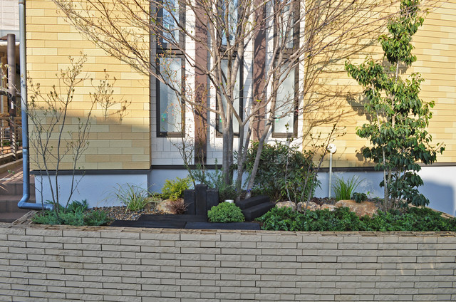 花壇の中でデザインする 洋風ナチュラルなコンパクトガーデン Jardin Autres Perimetres Par 造園 庭造り専門店 新美園 Houzz