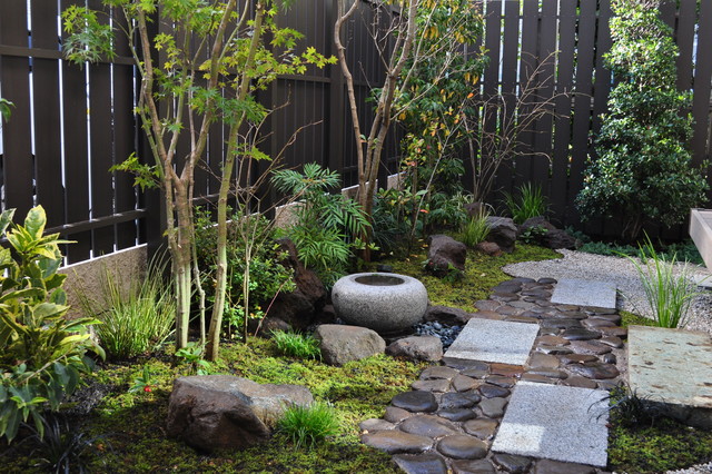 苔生した中に佇む飾り気の無い蹲周り Japones Jardin Tokio De 造園 庭造り専門店 新美園 Houzz