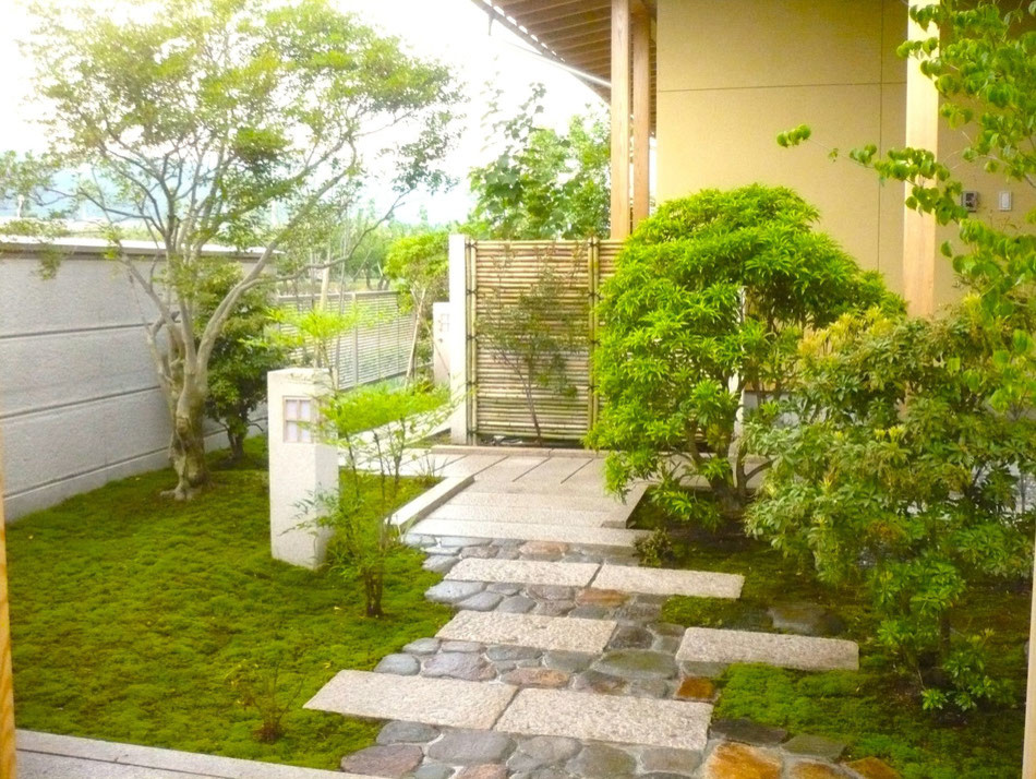 茨城 常陸太田市 和風庭園 石畳と御簾垣とモミジの庭 Japanese Landscape Other By 有鄰ユニバース Houzz
