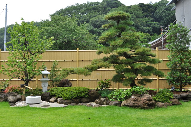 蹲と芝生空間を融合させた和風の庭 Japanese Landscape Yokohama By 造園 庭造り専門店 新美園 Houzz