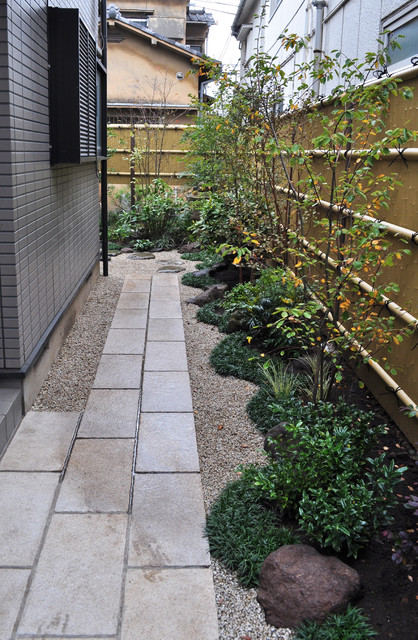 門より和風の庭を望む Yaponskij Sad Tokio Ot Eksperta 造園 庭造り専門店 新美園 Houzz Rossiya