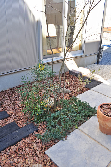 雑木と低木類を寄せ植えした野趣ある植栽群 Garden Other By 造園 庭造り専門店 新美園 Houzz Ie