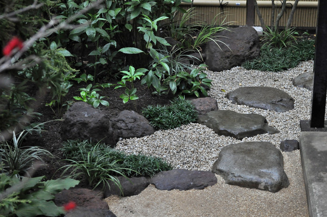 飛石の渡り Japanese Garden Tokyo By 造園 庭造り専門店 新美園 Houzz