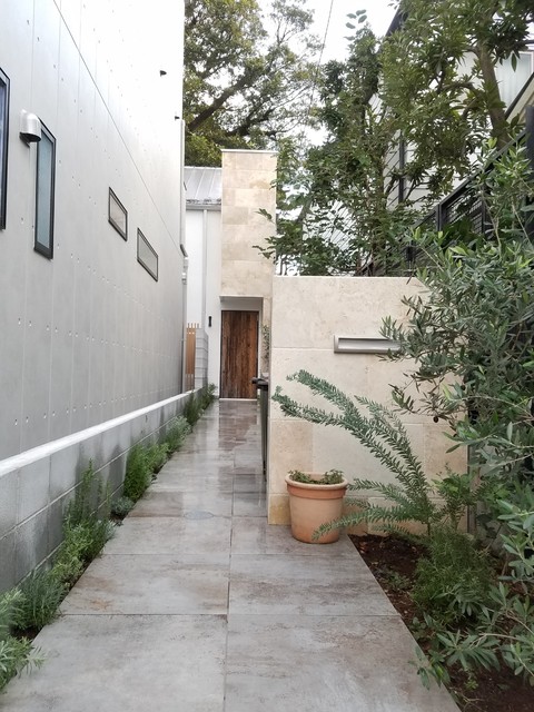 オリーブの並木道のあるお庭 Mediterraneo Giardino Tokyo Di 庭楽 Teiraku Houzz