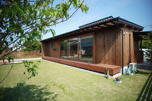 Houzzツアー：平屋と2階建て、2棟をコの字型につなげた「家族に優しい 