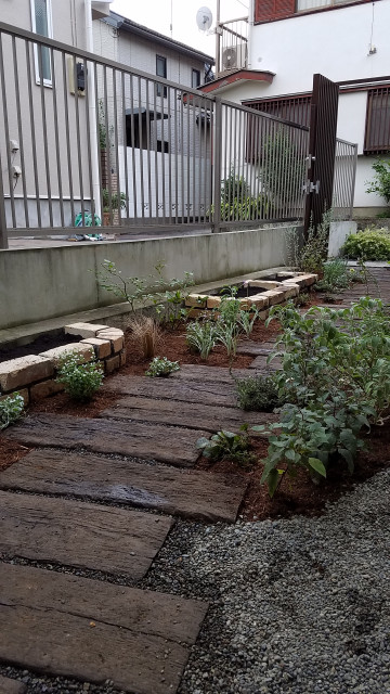 小さなお花とハーブのあるお庭 Jardin Tokyo Par 庭楽 Teiraku Houzz