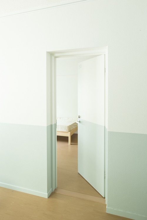 Houzzツアー 緑豊かな環境にとけこんだインターナショナルなシェアハウス Houzz ハウズ