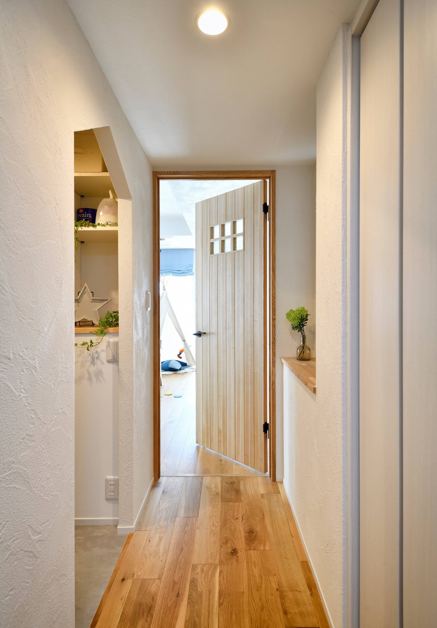 北欧スタイル廊下のおしゃれなインテリア 収納 実例画像 ハウズ 21年10月 Houzz