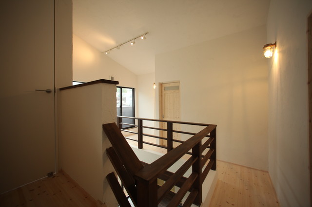 スキップフロアと吹き抜けの住まい 30坪の住まい Victorien Couloir Tokyo Par 株式会社ハーミットクラブデザイン Houzz
