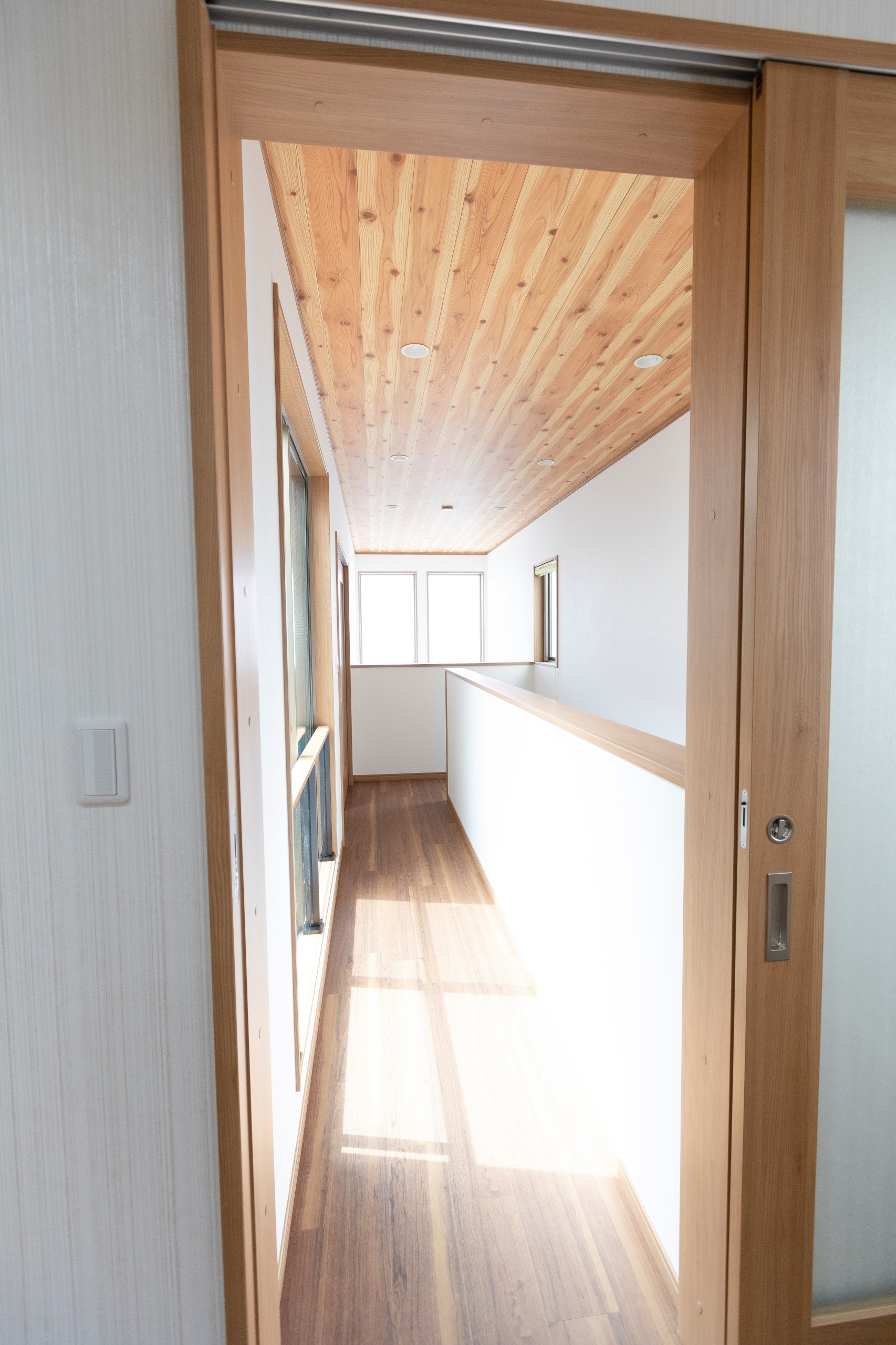 中庭に面した明るい2階の廊下 Modern Hall Other By 株式会社 豊工務店 Houzz 中庭に面した明るい2階の廊下 Modern Hall Other By 株式会社 豊工務店 Houzz
