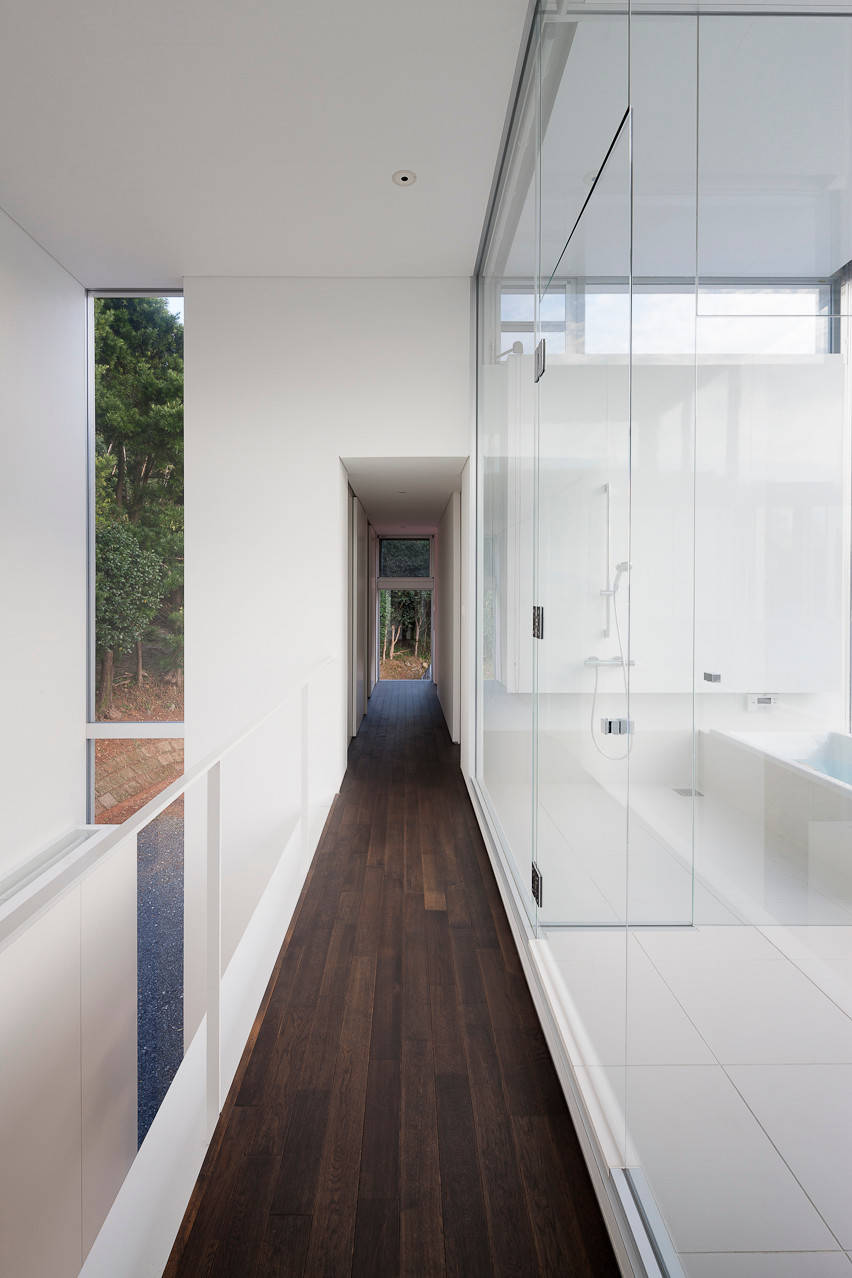吹き抜けに面した廊下 Modern Hall Other By 建築デザイン研究所 Houzz