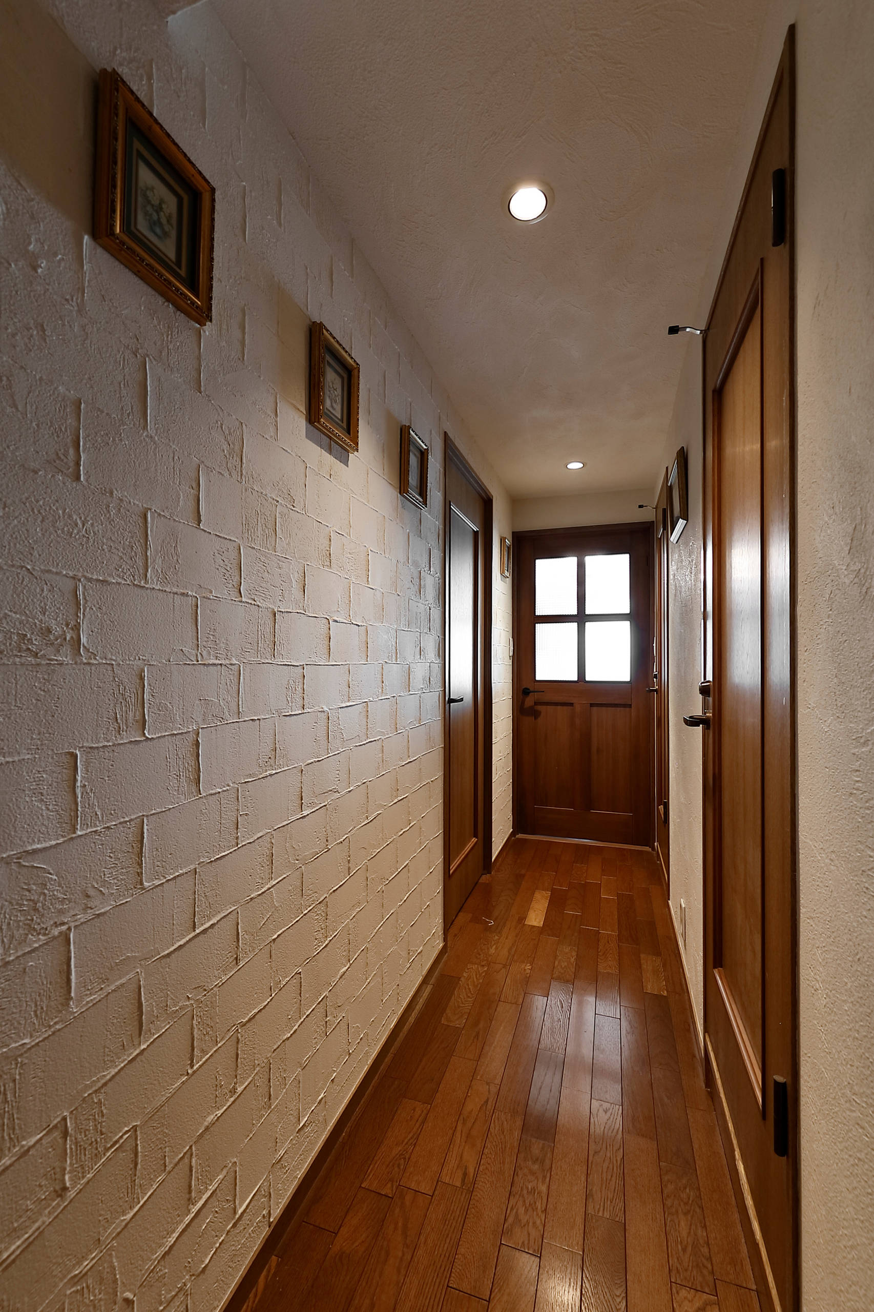 カントリー風廊下のおしゃれなインテリア 収納 実例画像 ハウズ 21年9月 Houzz