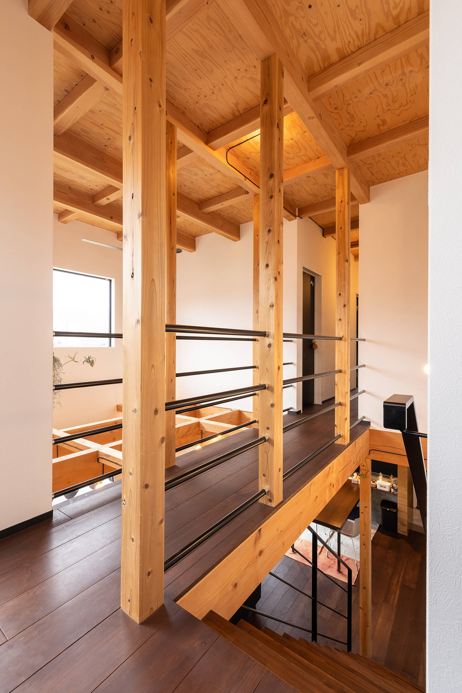 落ち着きと遊び心が宿る家 Industrial Hall Other By 有限会社 八重製材所 Houzz