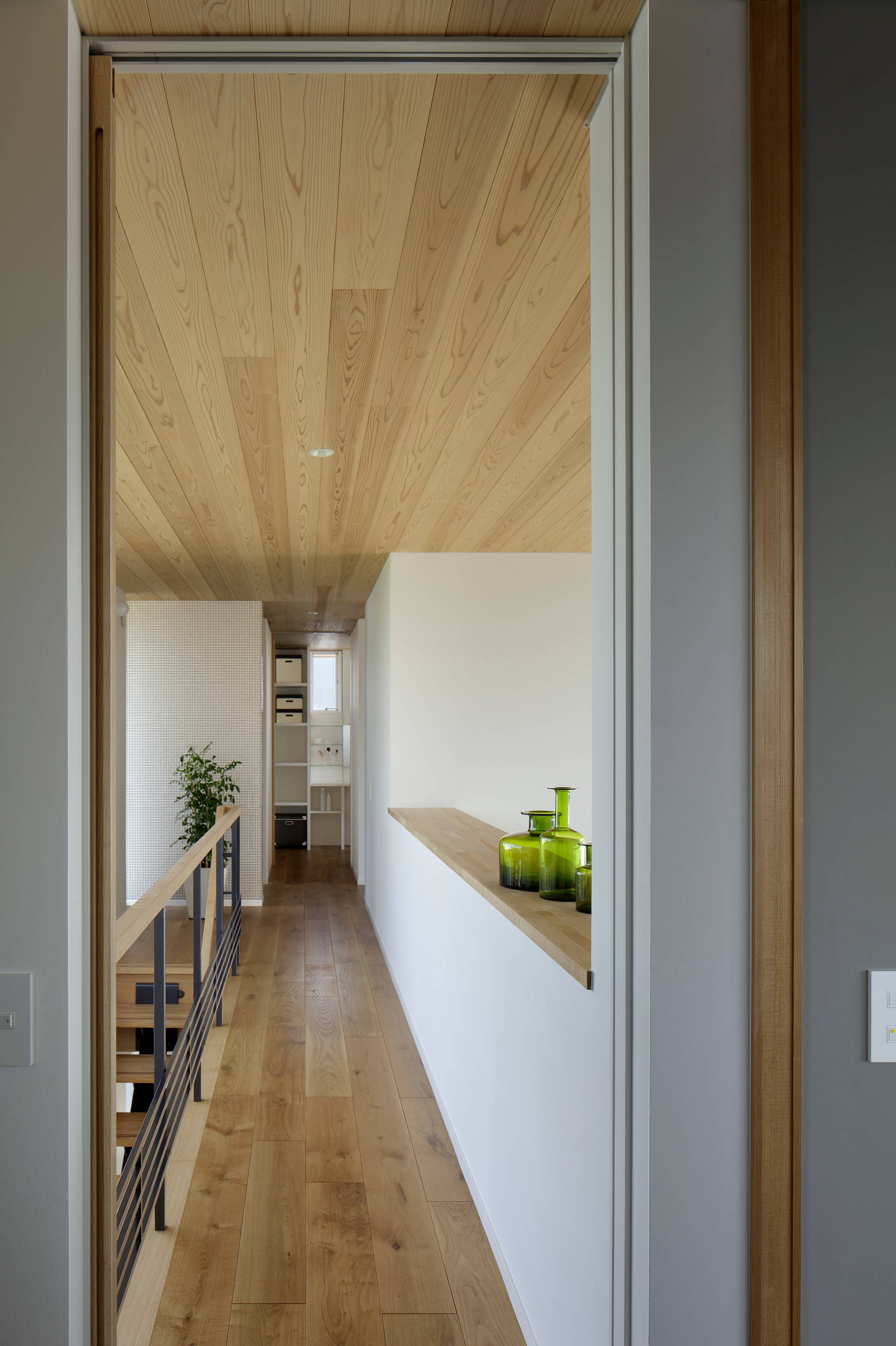 北欧スタイル廊下のおしゃれなインテリア 収納 実例画像 ハウズ 21年9月 Houzz