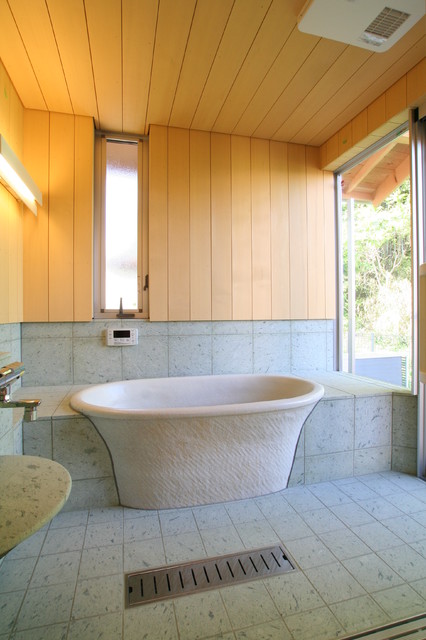 浴室 信楽焼の浴槽 十和田石とヒバ材に包まれた空間です Scandinave Salle De Bain Kyoto Par ａｔｓ造家建築設計事務所 Houzz