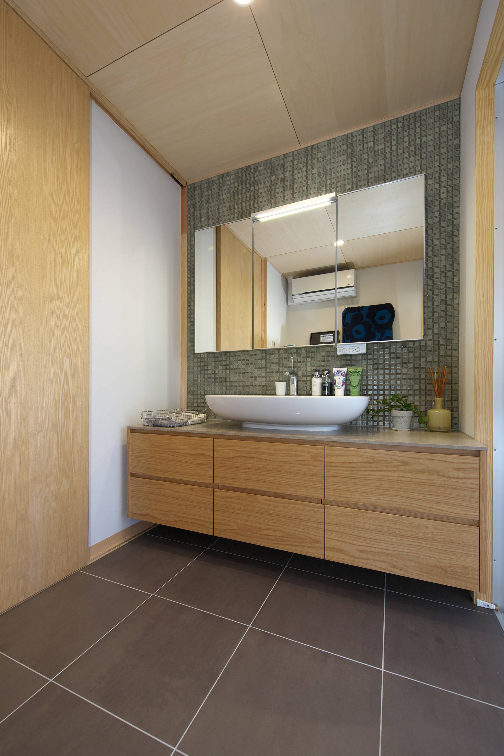 木と鉄骨階段の家 Asian Bathroom Other By 八木建設株式会社 Houzz