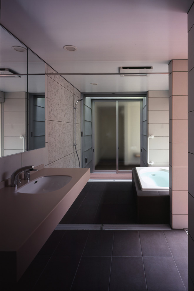 洗面所から浴室をみる Modern Bathroom Tokyo Suburbs By 中辻正明 都市建築研究室 Houzz