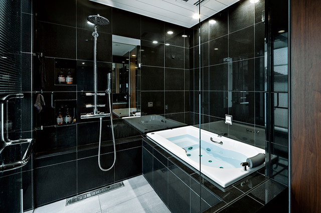 黒でまとめた浴槽は透明の仕切りで実際以上に広々と見える Cuarto De Bano Periferia De Tokio De High Quality Build Houzz