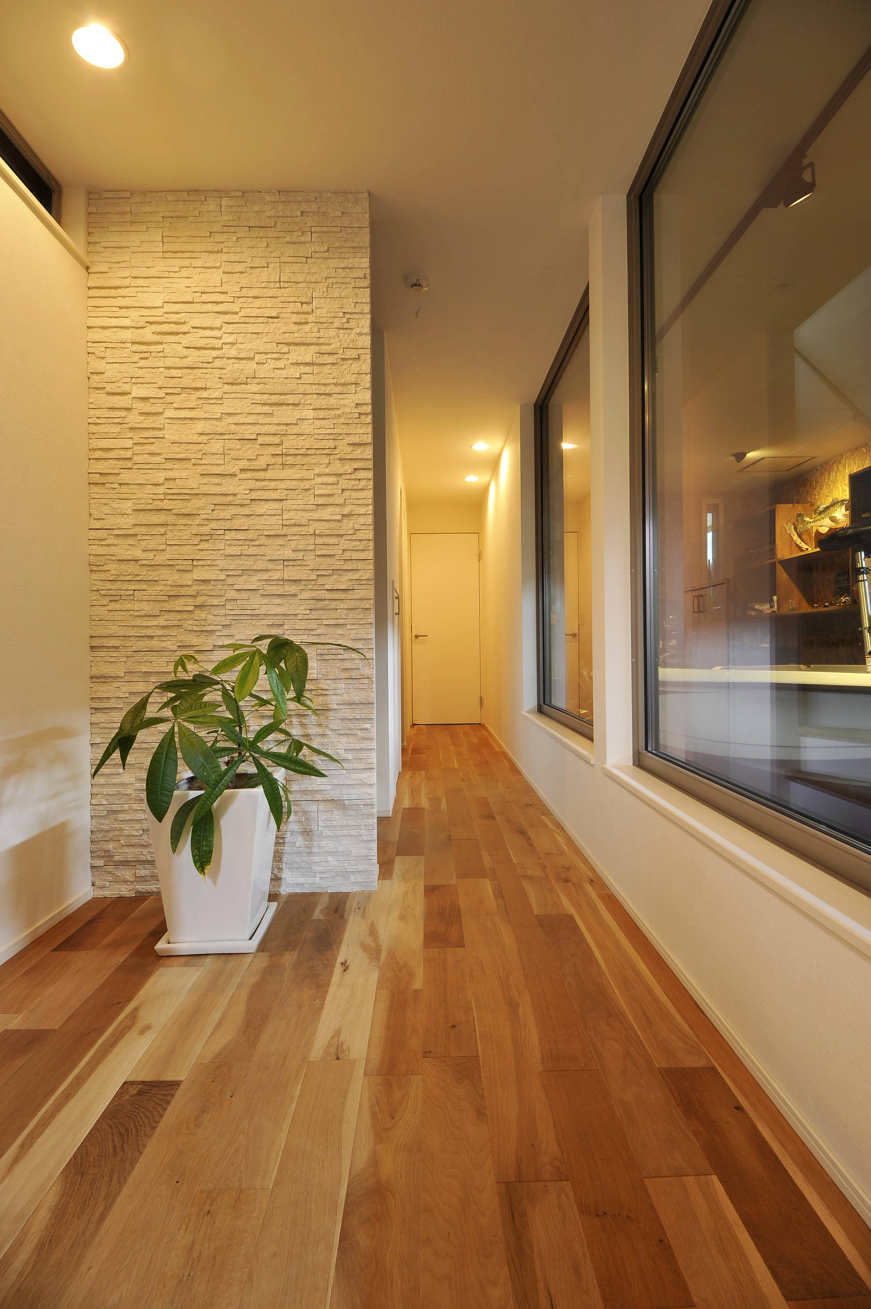 ガラス越しにビルトインガレージが見える玄関ホール Modern Entry Kobe By 株式会社タイコーアーキテクト Houzz