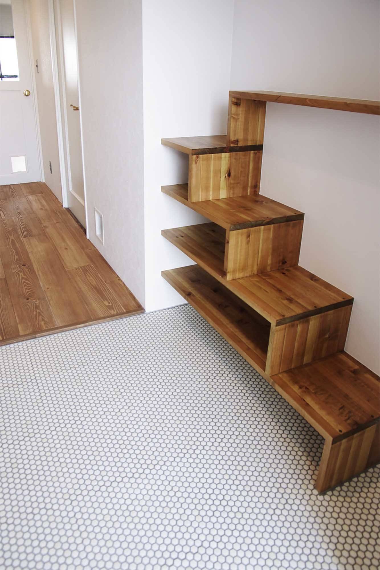 キャットウォークを兼ねた壁一面の本棚 Scandinavian Entry Nagoya By Reno Cube リノキューブ Houzz